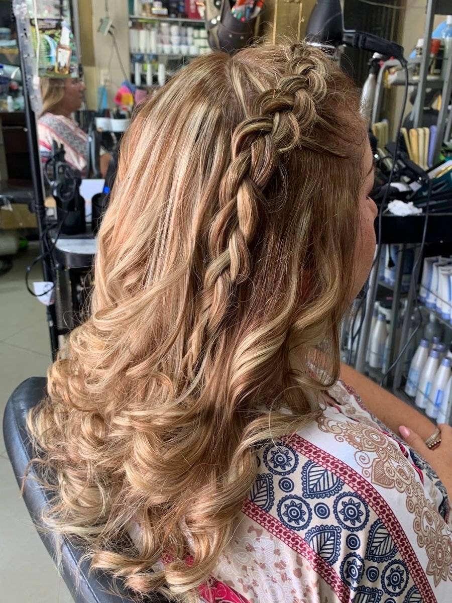 Ondas doradas con trenza lateral