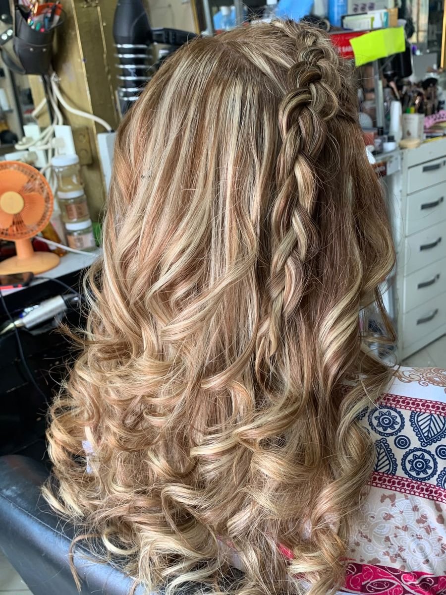 Ondas doradas con trenza, vista trasera
