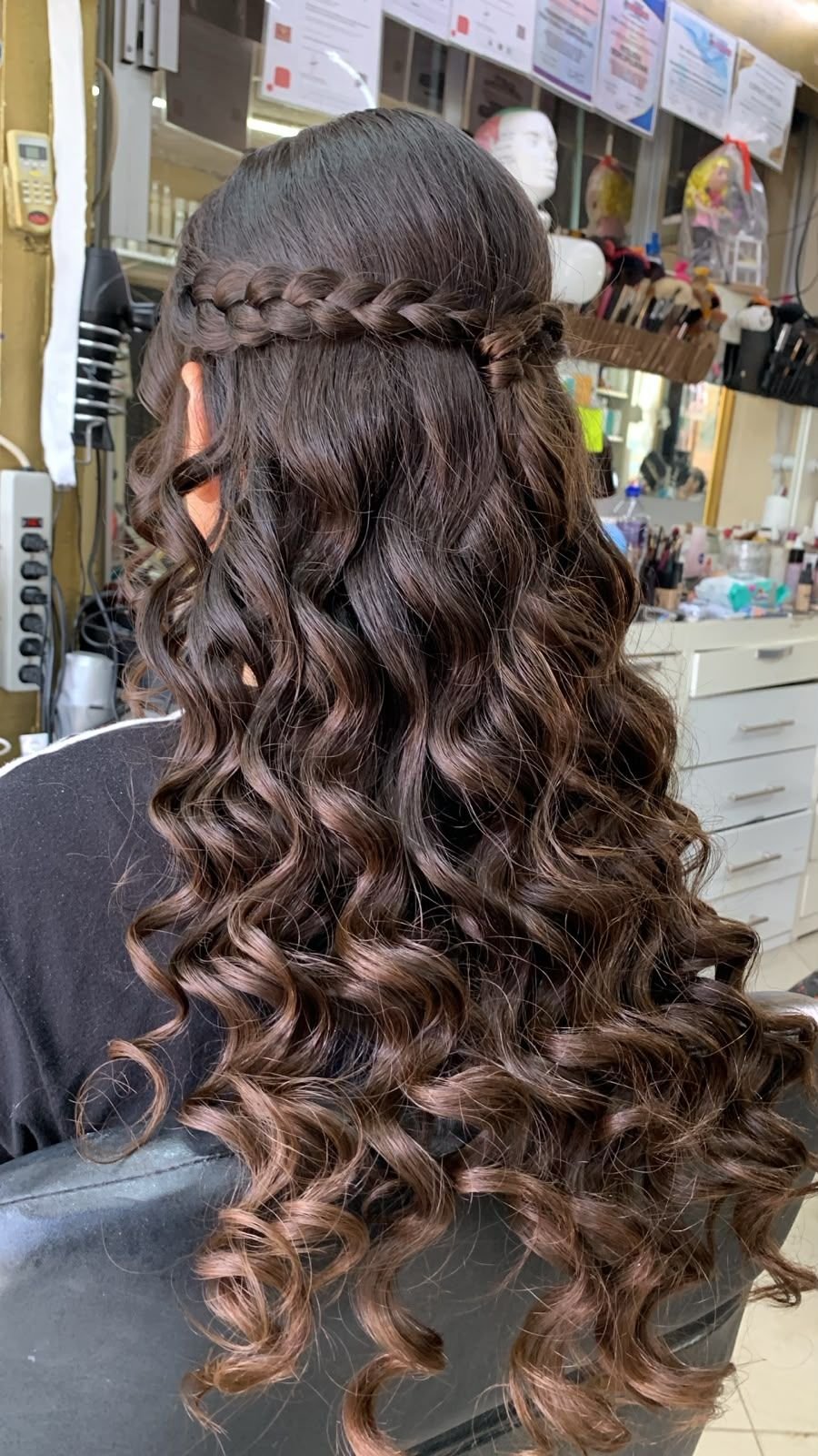Quinceañera — rizos largos con trenza, vista trasera