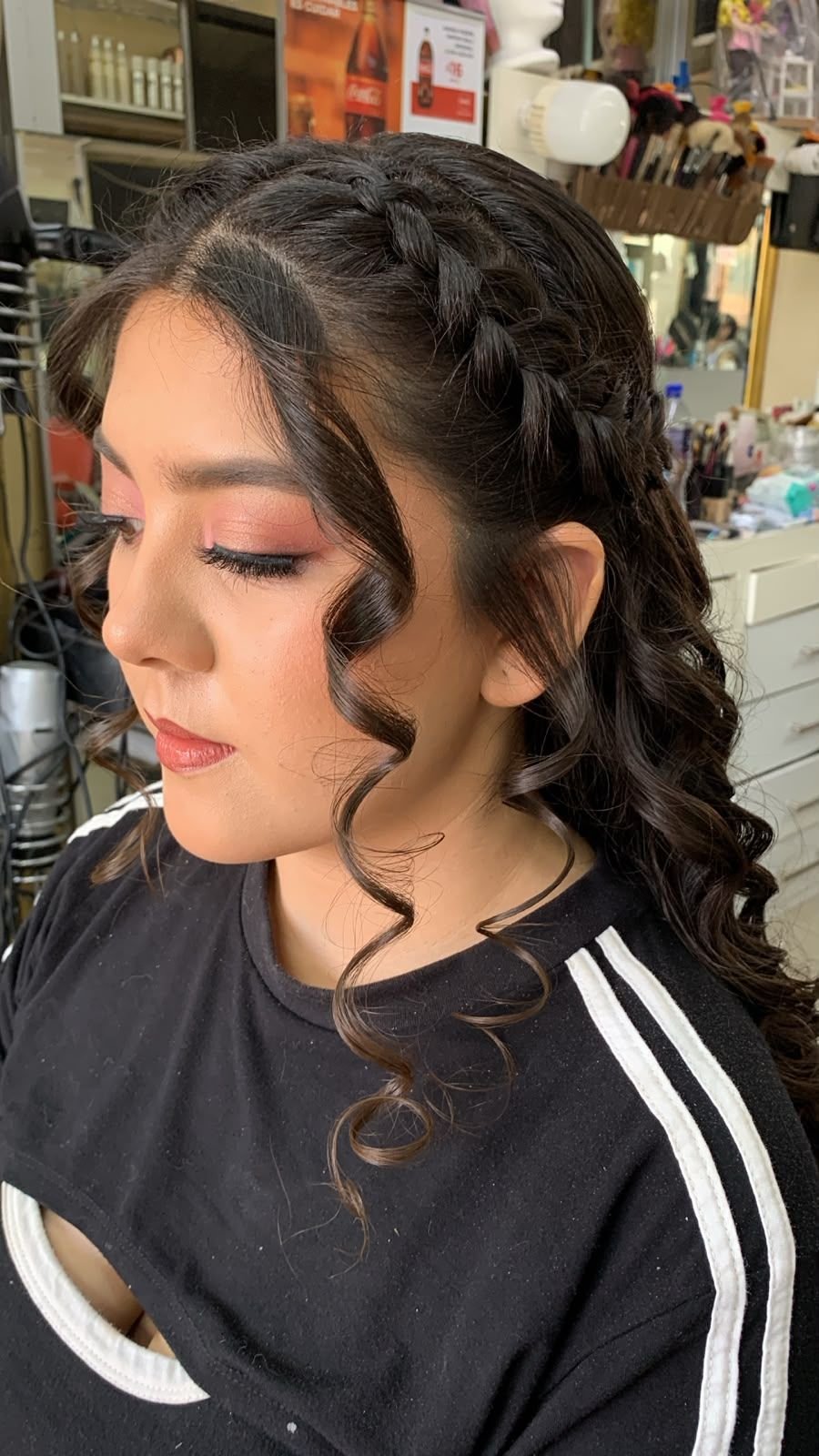Quinceañera — trenza lateral y rizos